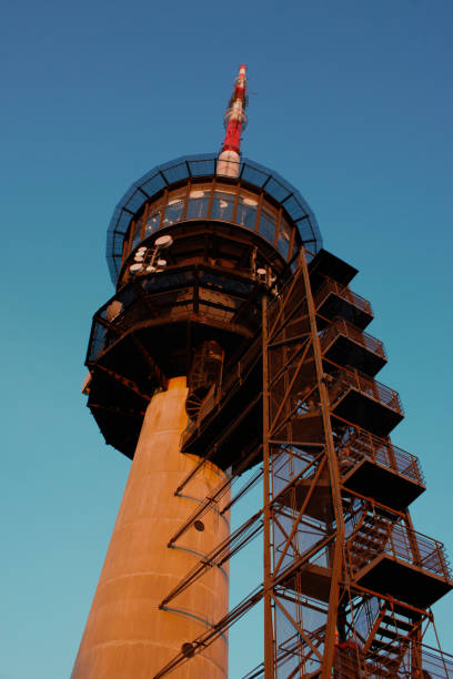 스위스 베른 (bantiger)의 꼭대기에 있는 송신 타워. - construction platform audio 뉴스 사진 이미지
