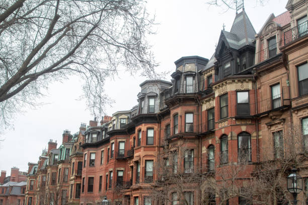 исторические викторианские и эдвардианские дома браунстоун - boston back bay residential district architecture стоковые фото и изображения