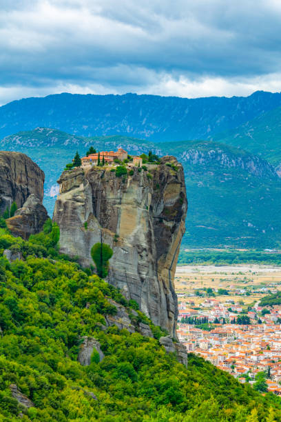 monastero della santissima trinità di meteora, grecia - meteora monk monastery greece foto e immagini stock