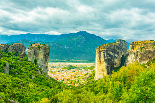 monastero della santissima trinità di meteora, grecia - meteora monk monastery greece foto e immagini stock