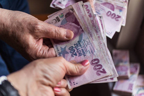 homem está dando mulher 200 turkish lira banknots - hundred - fotografias e filmes do acervo