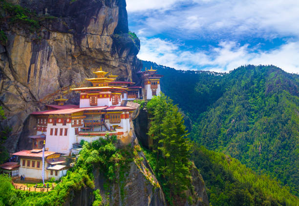taktshang goemba, monastério do ninho do tigre, bhutan - tibetan script fotos - fotografias e filmes do acervo