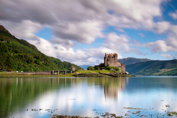 o castelo de eilean donan nas terras altas ocidentais de scotland - long exposure - fotografias e filmes do acervo