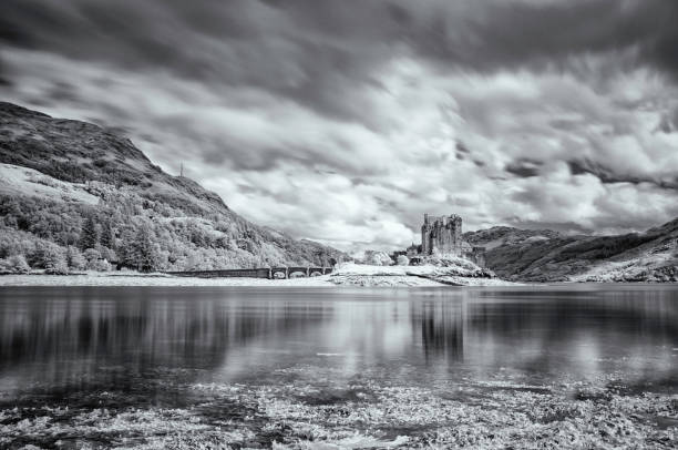 o castelo de eilean donan nas terras altas ocidentais de scotland - long exposure - fotografias e filmes do acervo