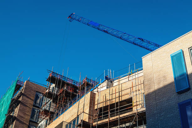 costruzione in corso - steel construction site construction glass foto e immagini stock