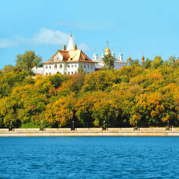 jesienny widok na zatokę czeboksary, dom kupiec kadomtsev, katedra vvedensky, diecezja rosyjskiego kościoła prawosławnego. cheboksary, czuwaj - czuwaj! zdjęcia i obrazy z banku zdjęć