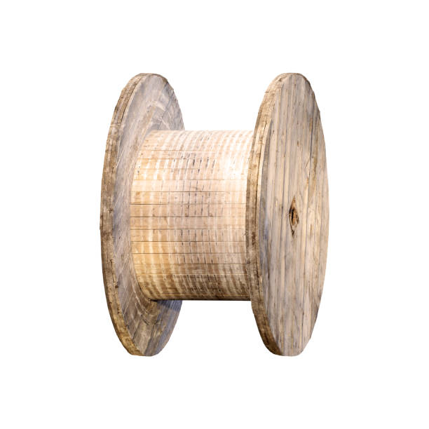 bobina del cavo vuota isolata su sfondo bianco. bobina di legno per fili elettrici - drum roll foto e immagini stock
