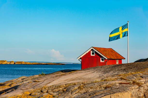 casa rossa in svezia - sweden foto e immagini stock