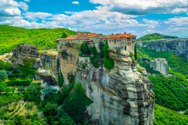 monasterio de varlaam en meteora, grecia - rock pinnacle cliff mountain peak fotografías e imágenes de stock