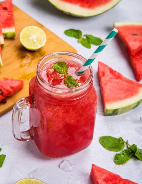 frullato di anguria fresca ghiacciata in un barattolo con fette - watermelon melon fruit juice foto e immagini stock