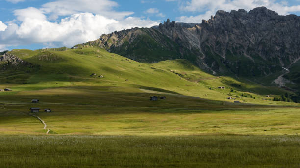 日没時の seiseralm 色と光 - travel seiseralm mountain european alps ストックフォトと画像