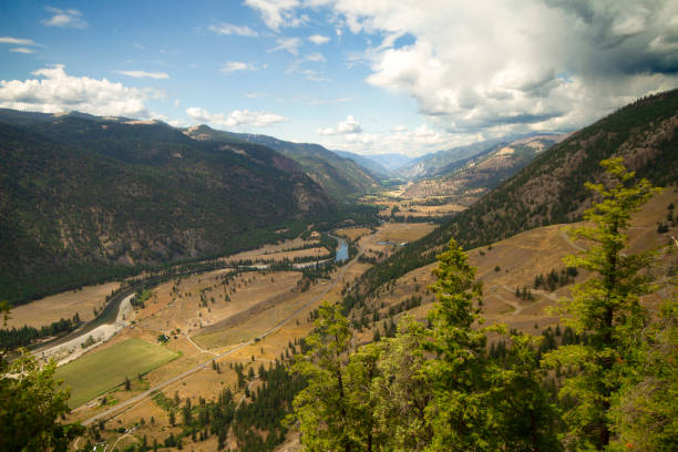 widok na dolinę similkameen, kolumbia brytyjska - similkameen river zdjęcia i obrazy z banku zdjęć