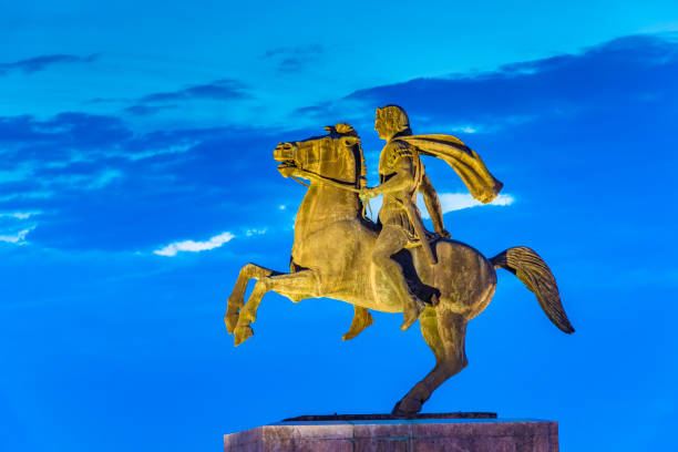 nächtlicher blick auf die statue von alexander dem großen in thessaloniki, griechenland - sea aegean sea night illuminated stock-fotos und bilder