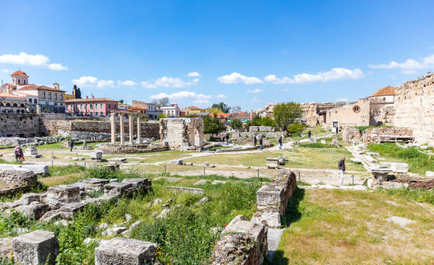 grecia, atenas. ágora romana ruinas en el centro de la ciudad, día soleado, cielo azul - roman agora fotografías e imágenes de stock