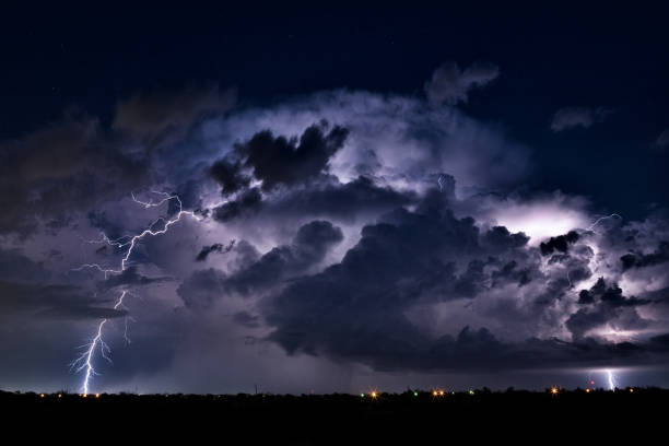 gewitter von blitz beleuchtet - dramatic sky flash stock-fotos und bilder