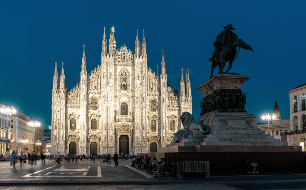 catedral de milão ou duomo di milano no quadrado da catedral na noite, italy - milan italy cathedral duomo of milan night - fotografias e filmes do acervo