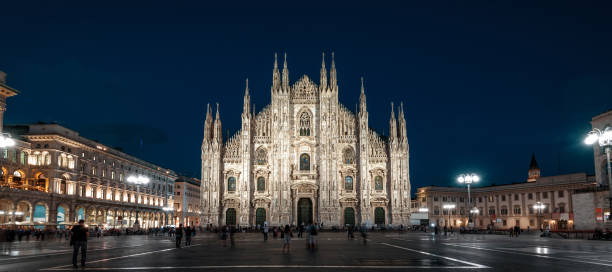 duomo di milano o duomo di milano di notte, italia - milan italy town square italy cathedral foto e immagini stock