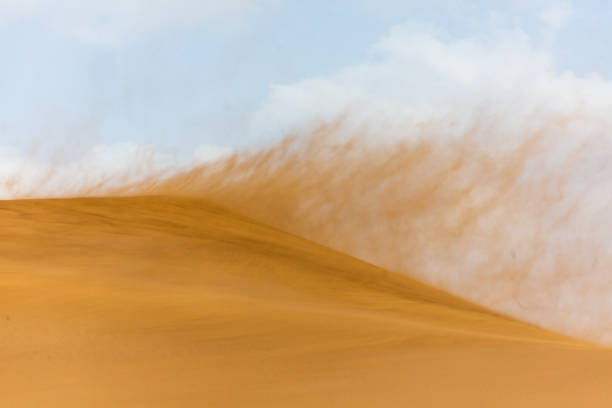 샌드 스톰-에이 lut 듄 스 이란 - sandstorm 뉴스 사진 이미지