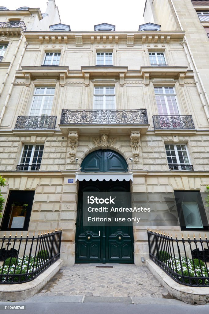 Foto de Edifício De Christian Dior Maison Na Avenida Montaigne 30 Em Paris  France e mais fotos de stock de Arcaico - iStock