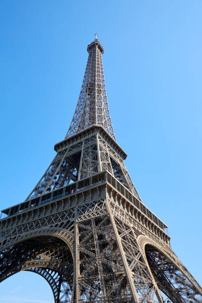 tour eiffel à paris dans une journée ensoleillée, vue de bas angle et ciel bleu clair - clear sky low angle view eiffel tower paris france photos et images de collection