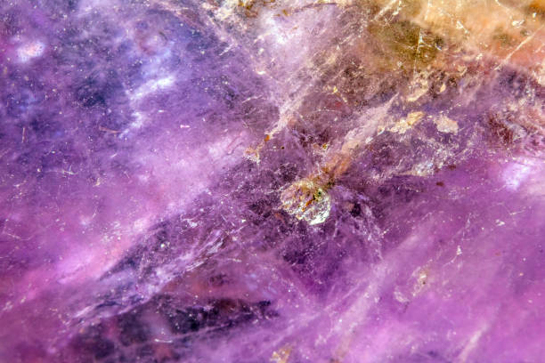 cierre extremo de un abstracto de cuarzo cristal amatista - amethyst fotografías e imágenes de stock