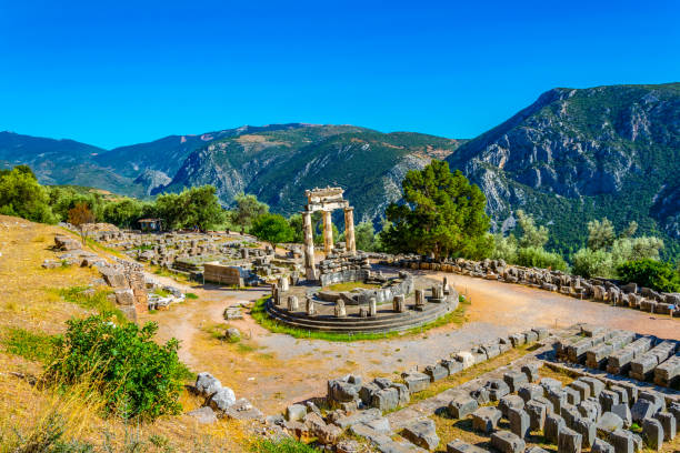 ruinas del templo de athena pronaia en delphi, grecia - profeta fotografías e imágenes de stock