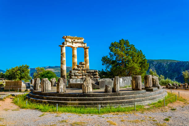 ruinen von tempel von athena pronaia in delphi, griechenland - 3448 stock-fotos und bilder