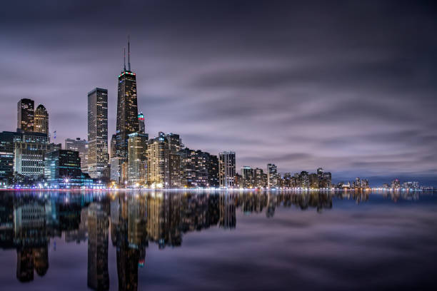 chicago skyline und lake michigan bei nacht - chicago illinois lake hancock building stock-fotos und bilder