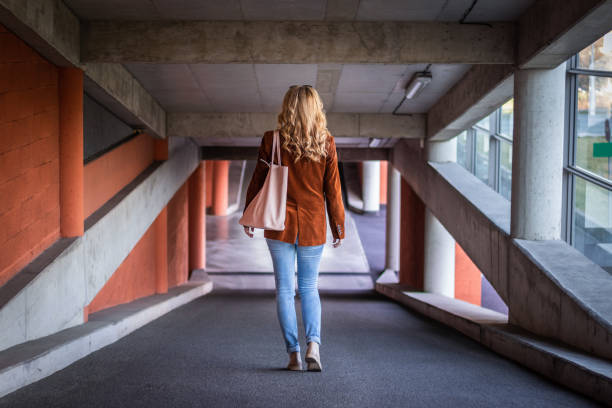 jeune femme à la mode marchant dans le parking public. - corduroy jacket photos et images de collection