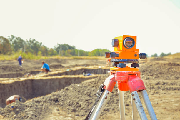 sprzęt geodezoryjny system gps na zewnątrz na stanowisku archeologicznym. inżynieria geodety z wyposażeniem geodezyjne - tachymeter zdjęcia i obrazy z banku zdjęć