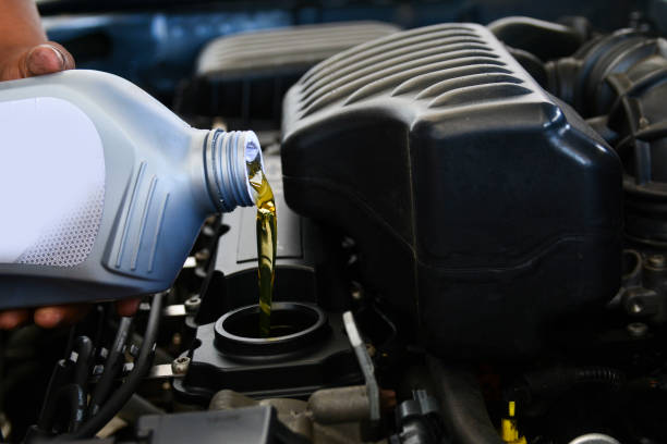 pouring oil into the car engine, refueling - engine compartment imagens e fotografias de stock