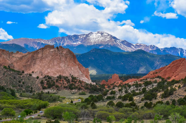 Views of Garden of the Gods park and Pikes Peak Scenic park near Pikes Peak with towering rock formations. colorado springs stock pictures, royalty-free photos & images