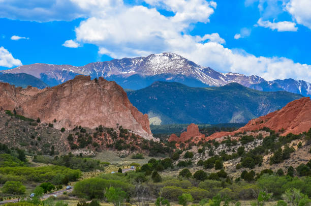 views of garden of the gods park and pikes peak - garden of the gods imagens e fotografias de stock