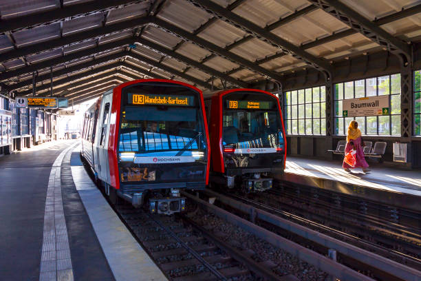 estação do metro de baumwall na cidade de hamburgo, alemanha - subway station subway train underground hamburg germany - fotografias e filmes do acervo