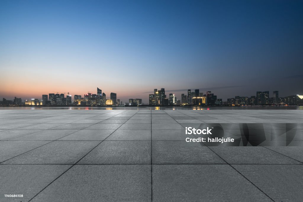 Nachtsicht auf leerstehende Backsteinböden vor dem modernen Gebäude - Lizenzfrei Stadt Stock-Foto