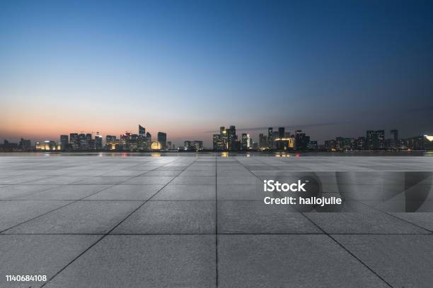Nachtsicht Auf Leerstehende Backsteinböden Vor Dem Modernen Gebäude Stockfoto und mehr Bilder von Stadt