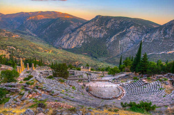 vue du coucher du soleil des ruines du théâtre à l’ancienne delphi, grèce - delphes photos et images de collection