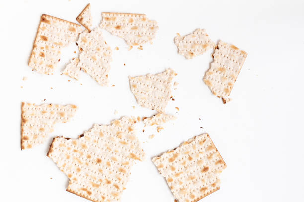 白い孤立した背景上の matzah またはマッツァシットの破片 - matzo meal ストックフォトと画像