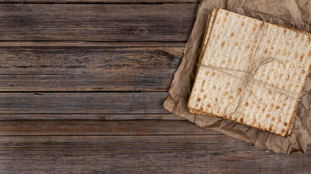 confezione di matzah o matza su sfondo in legno vintage con spazio di copia o spazio di testo. - matzo passover cracker unleavened bread foto e immagini stock