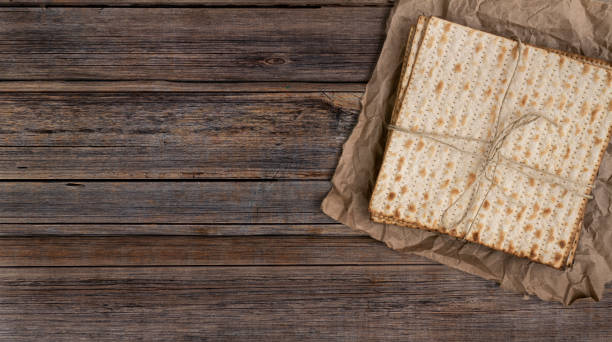 복사 공간이 나 텍스트 공간 빈티지 나무 배경에 매트리스 또는 matzah의 팩. - matzo passover cracker unleavened bread 뉴스 사진 이미지