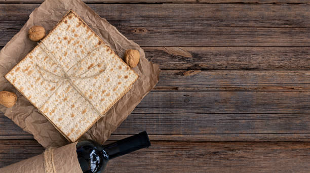 confezione di matzah o matza su sfondo in legno vintage con spazio di copia o spazio di testo. - matzo passover cracker unleavened bread foto e immagini stock