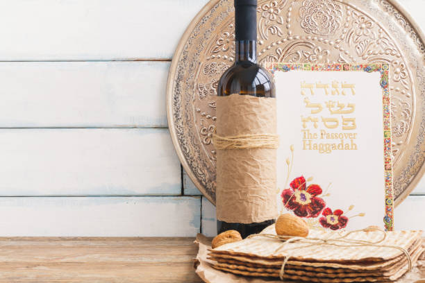 opakowanie matzah lub matza, pascha haggadah i czerwone koszerne wino - matzo passover cracker judaism zdjęcia i obrazy z banku zdjęć
