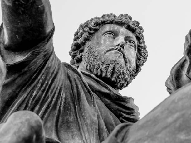 un primo piano della statua dell'imperatore marco aurelio nel campidoglio o campidoglio romano nel cuore di roma - piazza del campidoglio statue rome animal foto e immagini stock