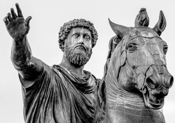 l'imponente statua dell'imperatore marco aurelio in campidoglio nel cuore di roma - piazza del campidoglio statue rome animal foto e immagini stock