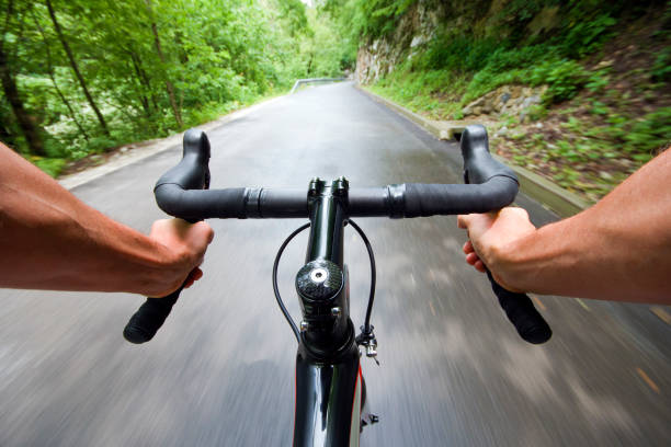 tiro ad angolo largo su strada - giro ditalia foto e immagini stock