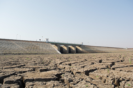 Un embalse vacío o una presa seca durante una ola de calor de verano, bajas lluvias y sequías en el norte de Karnataka, India photo