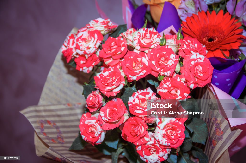 Un Ramo De Flores Para Las Vacaciones Un Ramo De Cumpleaños Flores Naturales Foto de stock y más banco de imágenes de Amarillo - Color - iStock Un Ramo De Flores Para Las Vacaciones Un Ramo De Cumpleaños Flores Naturales Foto de stock y más banco de imágenes de Amarillo - Color - iStock