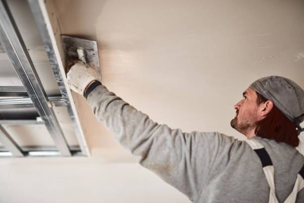 istock Worksman plastering gypsum walls inside the house. 1140743516