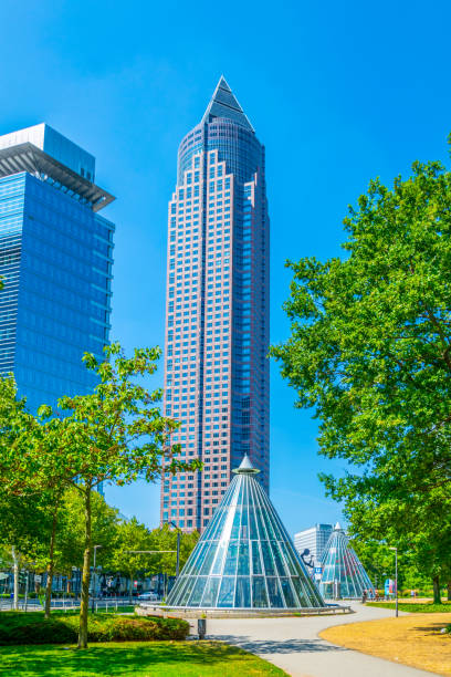 arquitectura da cidade de francoforte com messeturm, alemanha - messeturn tower - fotografias e filmes do acervo