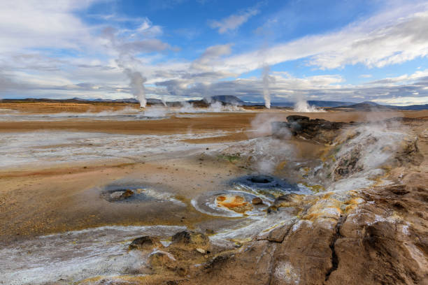 niesamowity krajobraz na północy islandii w pobliżu jeziora myvatn. panoramiczny widok w obszarze geotermalnym myvatn. piękny krajobraz w islandii w obszarze aktywnego volcanism. - sulphur landscape fumarole heat zdjęcia i obrazy z banku zdjęć